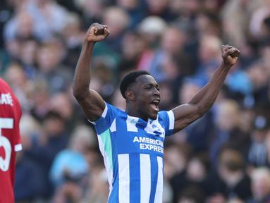 Pemain Brighton & Hove Albion, Danny Welbeck, melakukan selebrasi setelah mencetak gol ke gawang Liverpool pada lanjutan Liga Inggris di AMEX Stadium, Sabtu (21/3/2026) malam WIB. (AP Photo/Ian Walton)