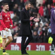 Pelatih Manchester United, Michael Carrick, berjalan keluar lapangan setelah pertandingan Liga Inggris antara Manchester United dan Tottenham di Manchester, Inggris, Sabtu, 7 Februari 2026. (AP Photo/Jon Super)