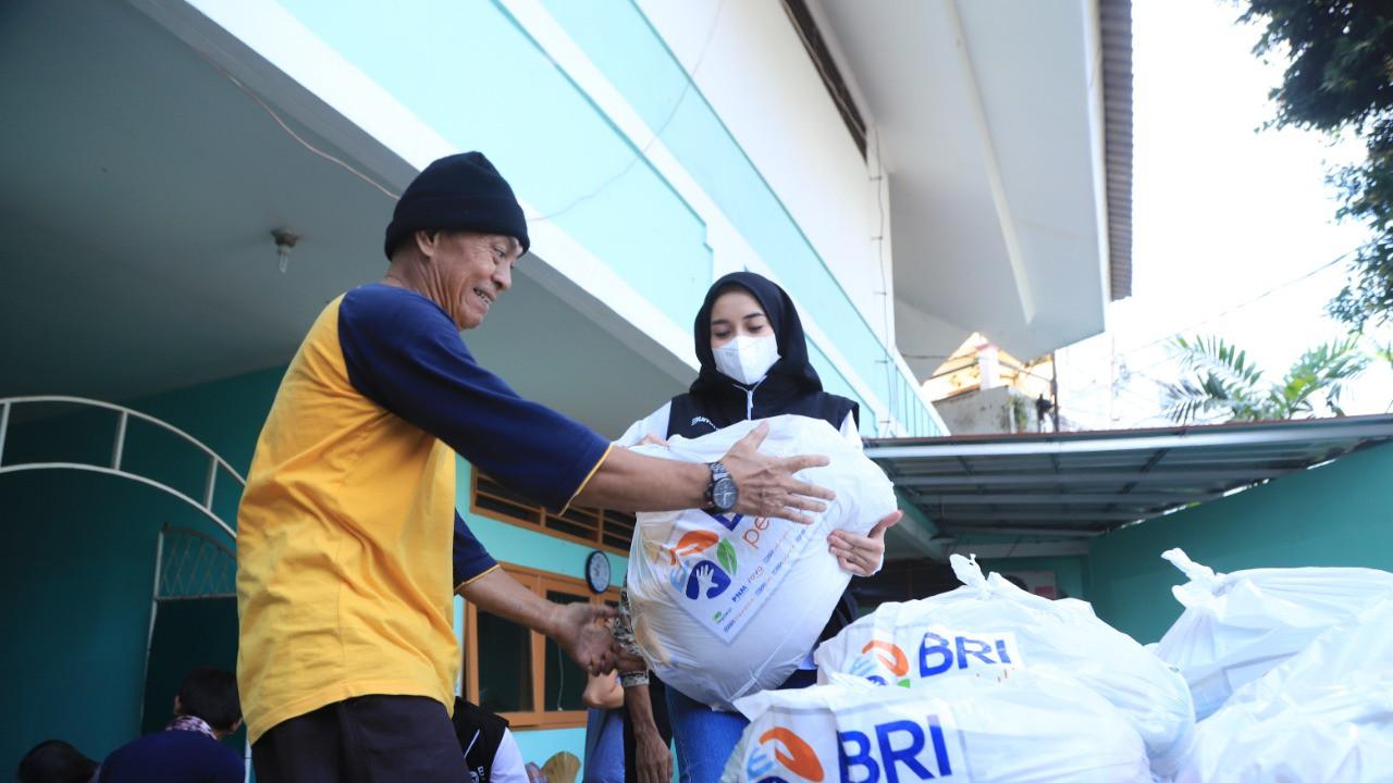 Berbagi Bahagia di Bulan Ramadan, BRI Group Bagikan 80.000 Paket Sembako