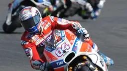 Pembalap Tim Ducati Corse, Andrea Dovizioso memacu motornya selama balapan GP Inggris di Sirkuit Silverstone, Minggu (27/8). Dovizioso mampu menyalip Rossi, dan finis di posisi terdepan dengan catatan waktu 40 menit 45,486 detik. (AP Photo/Rui Vieira)