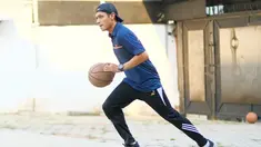 Dude Harlino kerap mengajak istri dan anak-anaknya untuk berolahraga. Mulai dari jalan di pagi hari hingga bermain basket. Dalam kesempatan ini, pria kelahiran 2 Desember 1980 tersebut tengah asyik menggiring bola basket. Dengan balutan pakaian sporty, Dude tampil penuh energi. (Liputan6.com/IG/@dude2harlino)