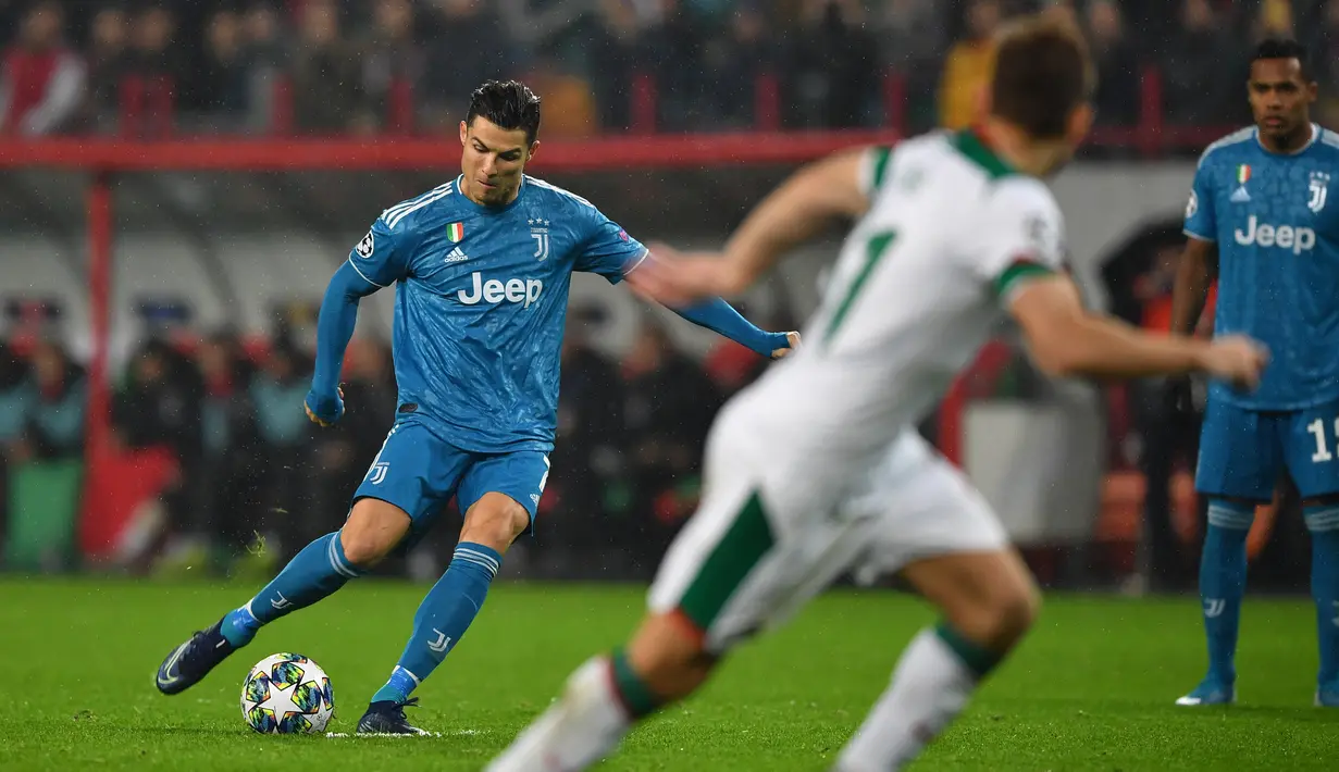 Penyerang Juventus, Cristiano Ronaldo menendang bola selama pertandingan melawan Lokomotiv Moscow pada Grup D Liga Champions di stadion RZD Arena, Rusia (6/11/2019). Juventus menang tipis 2-1 atas Lokomotiv Moscow. (AFP Photo/Dimitar Dilkoff)