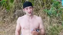 Sepertinya Robert Pattinson nggak peduli dengan panasnya sinar matahari yang menyengat. Ia tetap giat olahraga. (Backgrid/Just Jared)