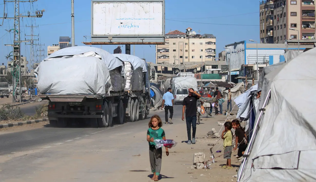 Truk-truk ini membawa pasokan medis, tenda, selimut, makanan, dan bahan bakar. (Eyad BABA/AFP)
