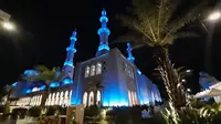 Masjid Raya Sehikh Zayed, Solo menggelar salat tarawih pertama pada bulan Ramadan, Senin malam (11/3).(Liputan6.com/Fajar Abrori)