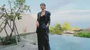 Mengenakan baju Vidi Aldiano, Sheila Dara tampil dengan gaya chic feminin. Ia mengenakan bustier hitam dipadukan dengan setelan blazer satin [instagram/sheiladaisha]