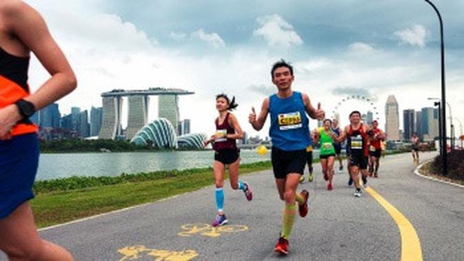 Tak hanya wisata dan atraksi yang tersedia di Singapura. Kamu bisa ikutan Standard Chartered Singapore Marathon.