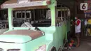Pekerja menyelesaikan pembuatan mobil wisata Odong-Odong di bengkel perakitan milik Didik Hermawan di Jurangmangu, Tangerang Selatan, Sabtu (27/2/2021). Pada masa pandemi Covid-19, permintaan mobil odong-odong tetap stabil melalui transaksi pasar online. (Liputan6.com/Angga Yuniar)