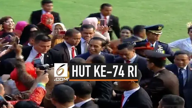 Presiden Joko Widodo menyempatkan diri menyapa warga yang ada di sekitar lingkungan Istana Merdeka sebelum upacara penurunan bendera dilakukan.