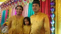 Ayu Dewi bersama suami, Regi Datau dan putri, Aqilah Dewi Humairah. [Foto: Rizky Aditya Saputra/Liputan6.com]