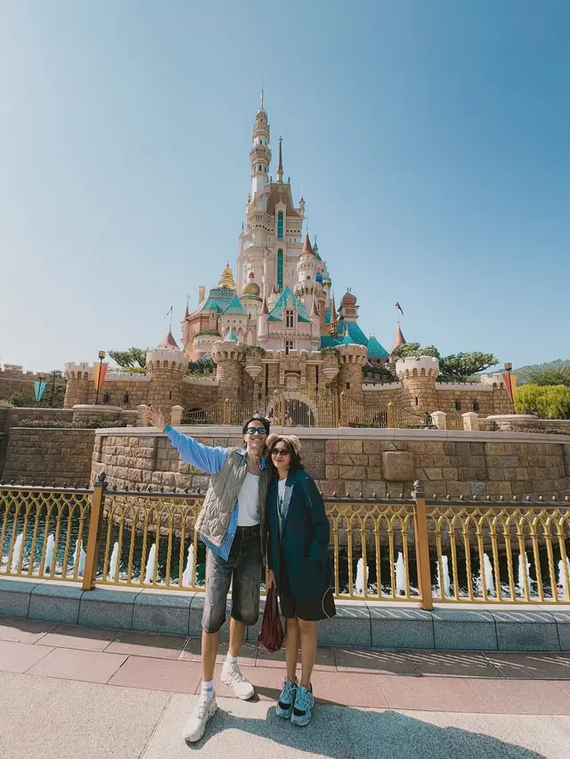 Potret Keseruan Pasutri Vidi Aldiano dan Sheila Dara Liburan di China (instagram/vidialdiano).