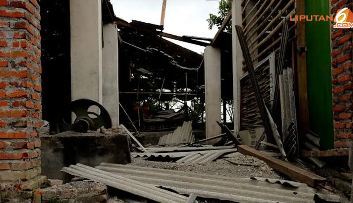 Kondisi salah satu rumah warga Desa Sugihwaras yang tidak mampu menahan beratnya abu sisa vulkanik Gunung Kelud pada Minggu 16 Februari 2014 (Liputan6.com/Helmi Fithriansyah).
