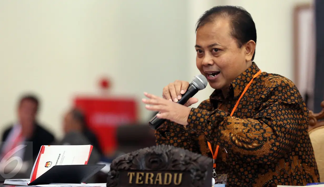 Ketua KPU DKI, Sumarno memberikan penjelasan dalam sidang kode etik penyelenggaraan Pilkada DKI 2017 di gedung Nusantara IV DPR, Senayan, Jakarta, Kamis (30/3). Sidang dipimpin oleh Ketua DKPP, Jimly Asshiddiqie dan anggota.  (Liputan6.com/Johan Tallo)