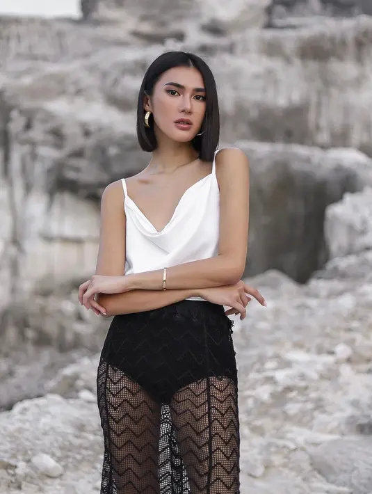 Michelle mengritisi foto para model dengan standar kecantikan baru tersebut dengan kata-kata yang menjatuhkan. (Foto: Instagram/ Michelle Halim).