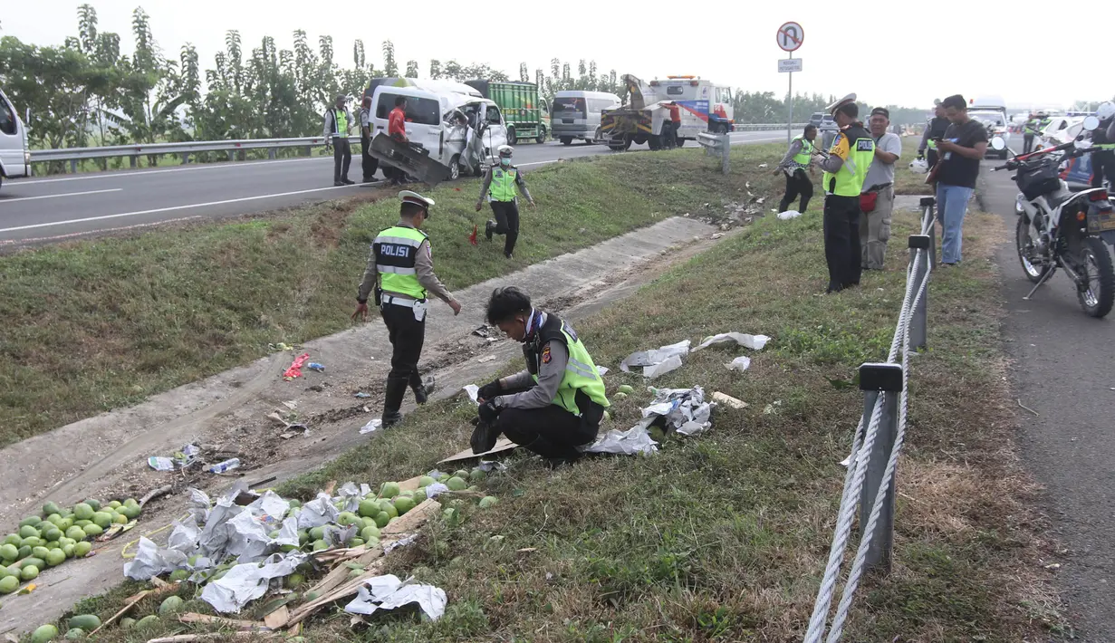 Polisi lalu lintas mengidentifikasi lokasi kecelakaan mobil Grand max yang terjadi di KM 152 Tol Cipali, Jawa Barat, Minggu (10/6). Kecelakaan terjadi karena mobil oleng dan menabrak pembatas jalan tol. (Liputan6.com/Arya Manggala)