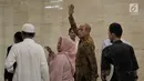 Mantan Kas Kostrad Kivlan Zen melambaikan tangan saat akan menjalani pemeriksaan di Gedung Bareskrim Mabes Polri, Jakarta, Senin (13/5/2019). Kivlan Zen dipanggil penyidik Bareskrim terkait kasus dugaan penyebaran berita bohong dan makar. (merdeka.com/Iqbal Nugroho)