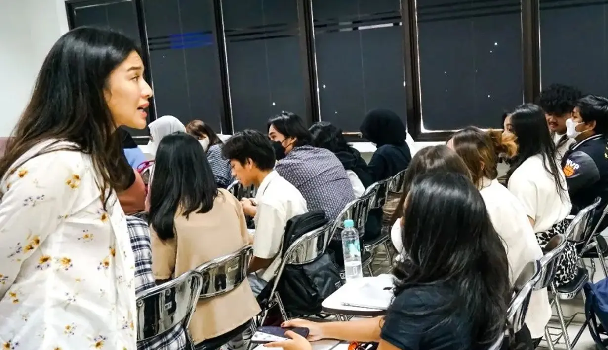 Dian Sastrowardoyo tak sungkan untuk bagikan ilmunya sebagai aktris. Ia memahami bagaimana tentang cara produksi film. Mahasiswa di Pengantar Film pun merasa senang saat diajar oleh Dian. (Liputan6.com/IG/therealdisastr)