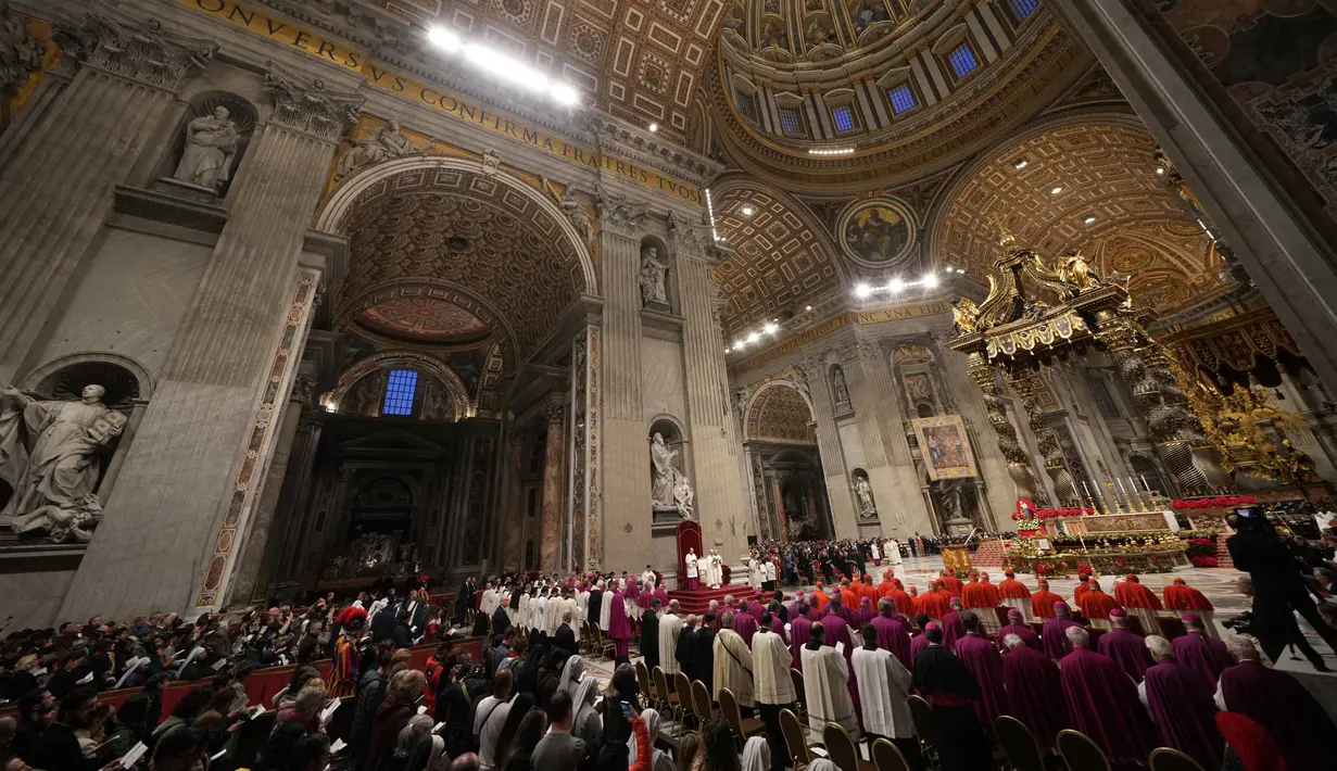 Seperti diketahui, Paus Leo XIV terpilih untuk menggantikan mendiang Paus Fransiskus. Tampak dalam foto, Paus Leo XIV memimpin Ibadat Sore (Vesper) Pertama dan doa syukur 'Te Deum' di Basilika Santo Petrus, Vatikan, Rabu 31 Desember 2025. (AP Photo/Andrew Medichini)