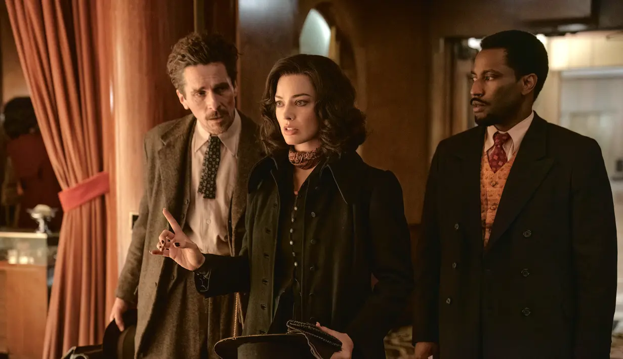 (kiri ke kanan) Christian Bale, Margot Robbie, dan John David Washington dalam sebuah adegan dari film 'Amsterdam'. Sejumlah cara dilakukan Christian Bale, Margot Robbie, dan John David Washington untuk membuktikan bahwa mereka sebetulnya tidak bersalah, sayangnya berbagai bukti justru memberatkan mereka. (Merie Weismiller Wallace/20th Century Studios via AP)
