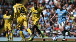 Pemain Manchester City, Kevin De Bruyne berusaha melewati penjagaan sejumlah pemain Leicester dalam laga lanjutan Liga Inggris 2024/2025 di Etihad Stadium, Manchester, Inggris, Sabtu (12/04/2025) waktu setempat. (AFP/Paul Ellis)