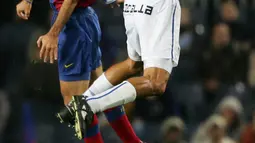 Bek Barcelona, Rafael Marquez, duel udara dengan pemain Malaga, Juan Rodriguez, pada laga La Liga di Camp Nou, Sabtu (4/12/2014). Eks bintang Barcelona ini mendapat sanksi dari Departemen Keuangan AS karena kasus narkoba. (AFP/Lluis Gene)