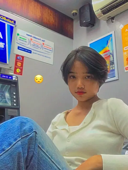 Sebelum terkenal, Fuji tampil dengan rambut long pixie cut. Tampak bagian atas yang dibiarkan lebih panjang, sementara bawahnya tetap pendek, terlihat sangat fresh dan cantik.(Liputan6.com/IG/@fuji_an)