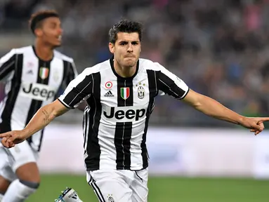 Penyerang Juventus, Alvaro Morata berselebrasi usai mencetak gol ke gawang AC Milan pada pertandingan final Piala Tim Italia di Stadion Olimpiade di Roma pada 21 Mei 2016.  Alvaro Morata kembali ke mantan klubnya, Juventus dari Atletico Madrid sebagai pemain pinjaman. (AFP/Tiziana Fabi)