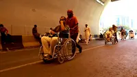  Kemacetan di kota Mekah, terutama jalan menuju Mina membawa berkah tersendiri bagi para pendorong kursi roda. 