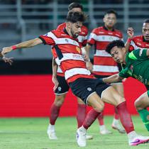 Pemain Persebaya Surabaya, Malik Risaldi, berusaha melewati pemain Madura United pada lanjutan BRI Super League 2025/2026 di Stadion Gelora Bung Tomo Jumat (17/4/2026). (Bola.com/M Iqbal Ichsan)