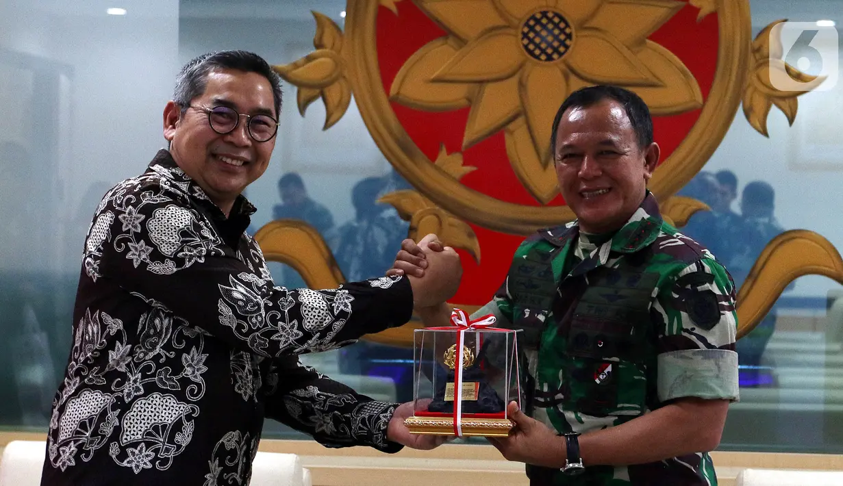 Corporate Secretary SCTV dan Indosiar Gilang Iskandar menerima cendera mata dari Panglima Komando Cadangan Strategis Angkatan Darat (Kostrad) Letnan Jenderal TNI Besar Harto Karyawan beserta jajaran usai melakukan Audiensi di Mako Kostrad, Gambir, Jakarta, Selasa (29/10/2019). (Liputan6.com/Johan Ta