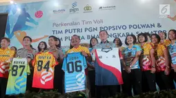 Irwasum Komjen Putut Eko (kedua kanan) bersama Irjen Royke Lumowa (kedua kiri), Dirut PGN Jobi Triananda (kanan), dan CEO Samator Arief Harsono (kiri) luncurkan PGN Popsivo Polwan dan Bhayangkara Samator, Jakarta, Selasa (16/1). (Liputan6.com/Pool/Hardi)