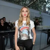 Inspirasi mix and match Cara Delevingne tampil keren cuma pakai kaos. (Image: vivabone-tees.tumblr.com/pinterest)
