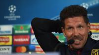 Pelatih Atletico Madrid Diego Simeone dalam jumpa pers sebelum melawan Leicester City, Rabu (19/4/2017) dinihari WIB. (AP Photo / PAUL ELLIS)