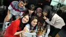 Aktris cantik Acha Septriasa saat berfoto selfie bareng empat penggemar setianya dalam acara 'Ngedate Bareng Artis' di kantor redaksi Liputan6.com, SCTV Tower, Jakarta, Kamis (9/7/2015). (Liputan6.com/Panji Diksana)