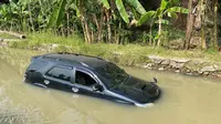 Mobil Fortuner Nyemplung Di Irigasi Kota Cilegon, Banten. (Jumat, 26/05/2023).; (Istimewa).