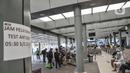 Calon penumpang melakukan pendaftaran tes antigen di Stasiun Pasar Senen, Jakarta, Senin (3/1/2022). PT KAI (Persero) menurunkan tarif tes antigen di stasiun bagi penumpang KA jarak jauh menjadi Rp35 ribu dari harga sebelumnya Rp45 ribu. (merdeka.com/Iqbal S. Nugroho)