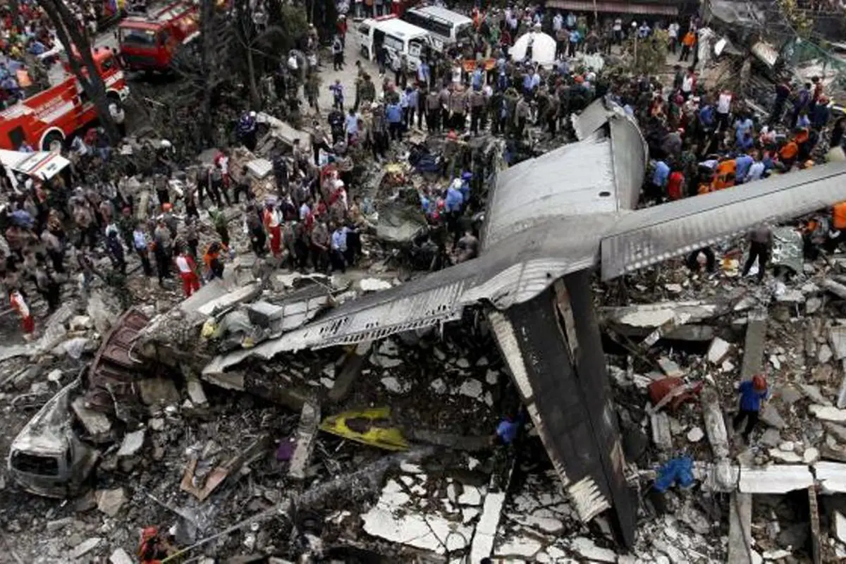 12 Foto dan Fakta Tragedi Hercules C-130 yang Harus Kamu Ketahui