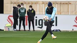 Gelandang Villarreal Etienne Capoue mengambil bagian dalam sesi latihan di Ciudad deportiva Villarreal di Vila-Real, Selasa (15/3/2022). Villarreal akan berhadapan dengan Juventus dalam leg kedua babak 16 besar Liga Champions pada hari Rabu, 16 Maret 2022 di Allianz Stadium. (JOSE JORDAN/STR/AFP)