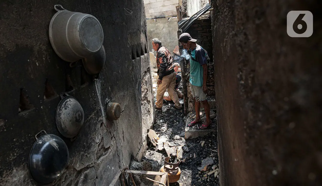 <p>Sejumlah warga membersihkan puing sisa kebakaran yang melanda kawasan Pasar Gembrong, Jakarta, Senin (25/4/2022). Sebanyak  400 Rumah dan Bangunan hangus terbakar dan  total kerugian akibat insiden kebakaran tersebut Ditaksir senilai Rp1,5 Miliar. (Liputan6.com/Faizal Fanani)</p>