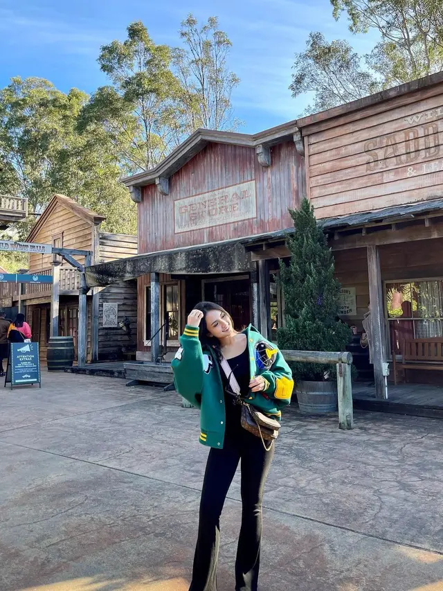 Tampil Stylish, Ini 7 Potret Angie Marcheria Saat Liburan ke Australia