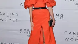 Karlie Kloss berpose saat menghadiri makan malam The Kering Foundation's Caring for Women di The Pool on Park Avenue di New York City pada 15 September 2022. Mantan bidadari Victoria's Secret, 30, itu sekilas melihat kakinya yang ramping melalui celah depan pada rok gaunnya. (AFP/ Angela Wiess)