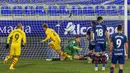 Gelandang Barcelona, Frenkie de Jong, mencetak gol ke gawang Huesca pada laga Liga Spanyol di Stadion El Alcoraz, Minggu (3/1/2021). Barcelona menang tipis dengan skor 1-0. (AP/Alvaro Barrientos)