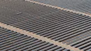 Pandangan udara terlihat hamparan cermin terpasang di area pembangkit listrik tenaga surya Noor 1, Ouarzazate, Maroko, Kamis (4/2). Proyek pembangkit listrik tenaga surya ini nantinya akan terdiri dari empat yang saling terhubung. (AFP/FADEL SENNA)