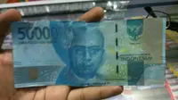 Uang baru palsu itu dalam pecahan Rp 50 ribu. Cek perbedaannya. (Liputan6.com/Fajar Eko Nugroho)