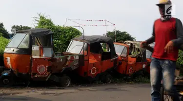 Sejumlah bangkai bajaj oranye tergeletak di kawasan Roxy, Jakarta Barat, Selasa (27/2). Seiring berkembangnya teknologi dan kebutuhan transportasi yang murah dan cepat, kini bajaj oranye sudah tak lagi digunakan. (Liputan6.com/JohanTallo)