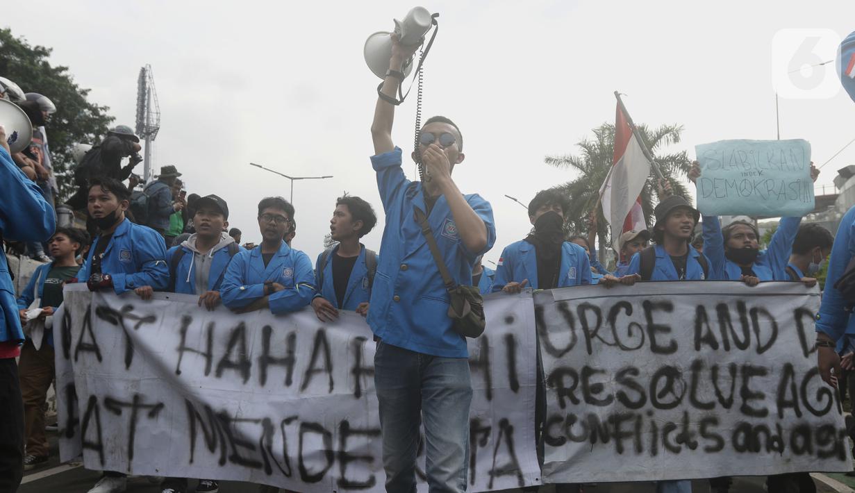 Aliansi Mahasiswa dari berbagai universitas melakukan aksi jalan kaki menuju Gedung MPR/DPR/DPD untuk menyuarakan aspirasi, Senin (11/4/2022). Dalam aksinya, mereka menuntut penurunan harga bahan pangan, menolak isu perpanjangan masa jabatan Presiden. (Liputan6.com/Helmi Fithriansyah)