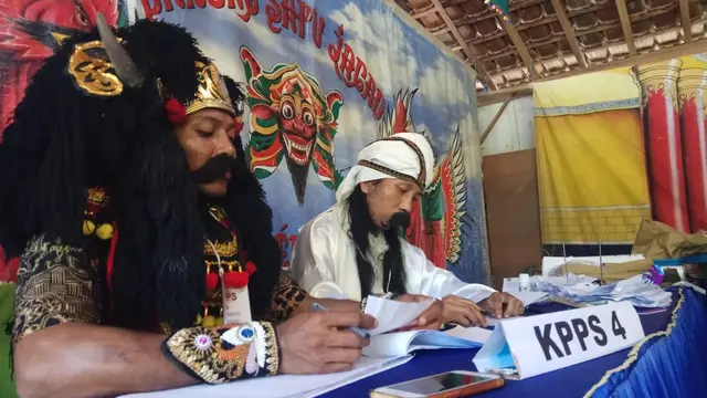 Anggota KPPS Pakai Kostum Barong di Banyuwangi