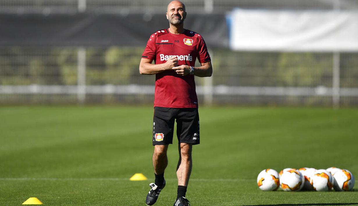Pelatih Bayer Leverkusen, Peter Bosszduring, saat memimpin sesi latihan jelang laga Liga Europa di Leverkusen, Jerman, Selasa (4/8/2020). Bayer Leverkusen akan berhadapan dengan Glasgow Rangers. (AP Photo/Martin Meissner)