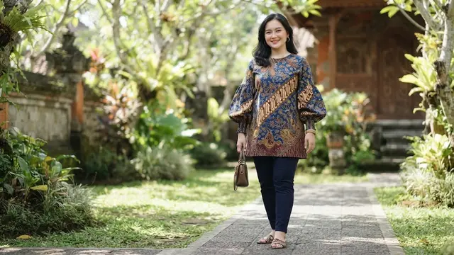 Model Atasan Batik Wanita Elegan Panjang Terbaru yang Nyaman untuk Pinggul Besar
