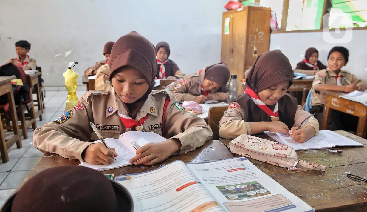 MK juga manyatakan bahwa frasa tersebut berpotensi menimbulkan perlakuan diskriminatif sehingga bertentangan dengan Undang-Undang Dasar Negara RI Tahun 1945. (Liputan6.com/Angga Yuniar)